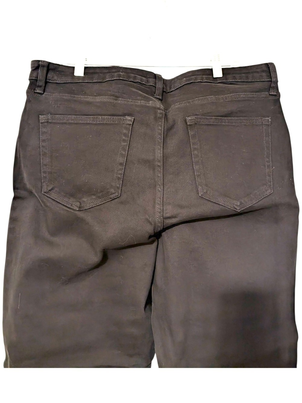 Amazon Essentials Women's Relaxed Black Jeans - Picture 5 of 6